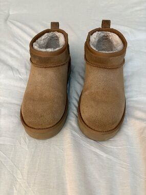 UGG Chestnut Shearling-Lined Ankle platform boots size 4
